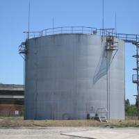 Резервуар для нефтепродуктов, защищенный цинковым покрытие
